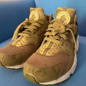 Nike huarache, Mens size 10.